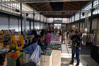 Lizbon 'un Alfama bölgesindeki Santa Flea Market' in kapalı salonları.