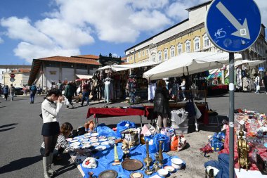 Lizbon 'un Afama bölgesindeki Santa Clara Bit Pazarı
