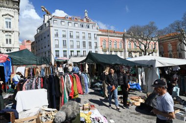 Lizbon 'un Afama bölgesindeki Santa Clara Bit Pazarı