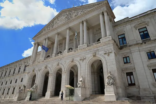 Lizbon 'daki Sao Bento Sarayı girişi ve nöbet tutan iki asker.