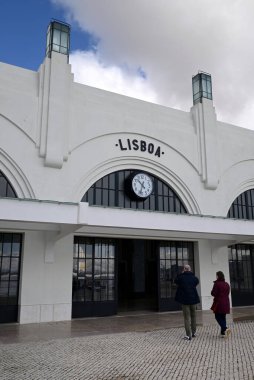 Lizbon 'daki Sul e Sueste nehir istasyonuna giden çift.