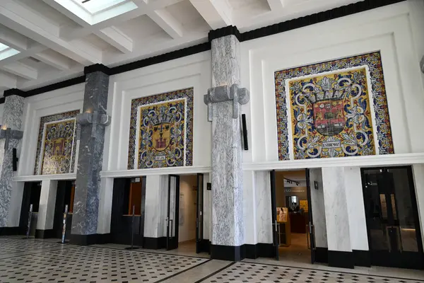 Lizbon 'daki Sul e Sueste nehir istasyonunun azulejo panelleriyle iç manzarası.