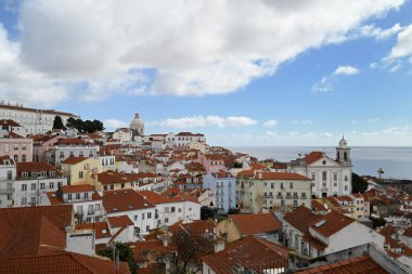 Lizbon 'un genel manzarası. Saint Stephen Kilisesi ve Tagus Nehri' nin arka grubunda.