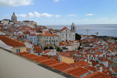 Arka planda Aziz Stephen Kilisesi ve Tagus Nehri ile Lizbon 'un genel manzarası