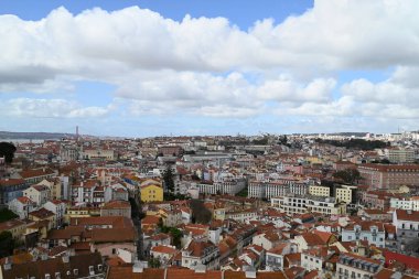Bulutlu gökyüzü ile Lizbon şehir manzarasının genel görünümü