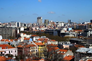 Güneşli bir günde Lizbon şehir manzarasının genel görünümü