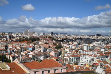 Güneşli bir günde Lizbon şehir manzarasının genel görünümü