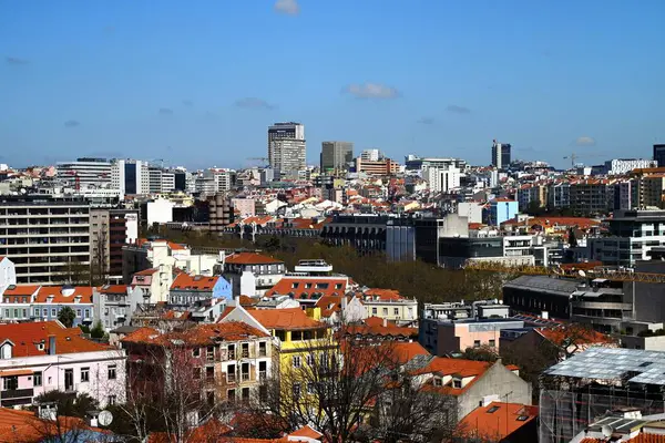 Güneşli bir günde Lizbon şehir manzarasının genel görünümü