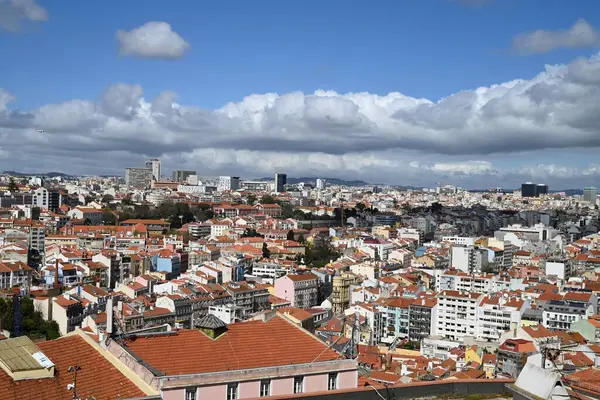 Güneşli bir günde Lizbon şehir manzarasının genel görünümü