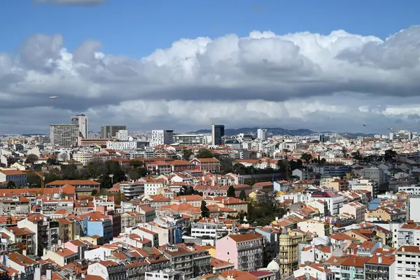 Güneşli bir günde Lizbon şehir manzarasının genel görünümü