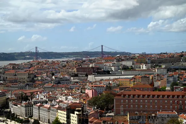Lizbon 'un genel manzarası. 25 Nisan Köprüsü ve Tagus Nehri arka planda.