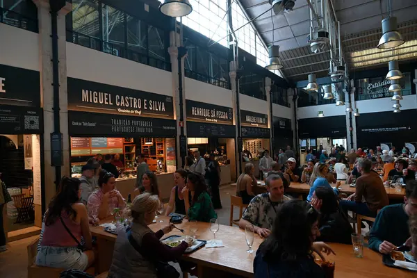 Ribeira pazarındaki restoranların masalarında müşteriler.