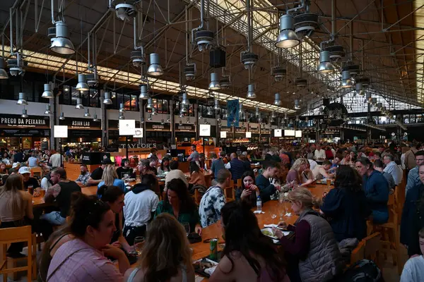 Ribeira pazarındaki restoranların masalarında müşteriler.