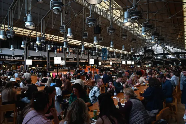 Ribeira pazarındaki restoranların masalarında müşteriler.