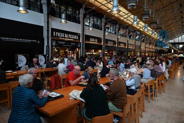 Ribeira pazarındaki restoranların masalarında müşteriler.