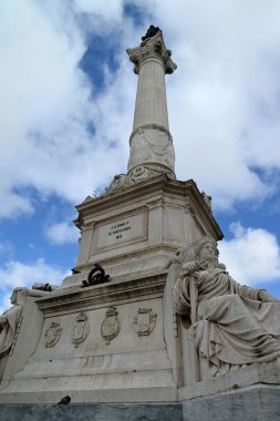 Peter IV 'ün Rossio Meydanı' ndaki sütunu alçak açılı.