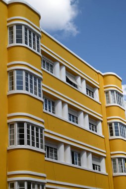 Lizbon 'un yerleşim alanındaki bir binanın sarı deco dış cephesi.