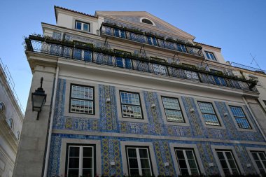 Lizbon 'un eski bir kasabasında Azulejos' lu bir binanın cephesi.