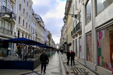 Lizbon 'daki Augusta Caddesi' nde turistler ve boş restoran terasları.