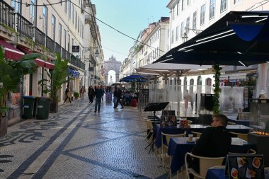 Augusta Caddesi 'ndeki bir kafede bir adam.