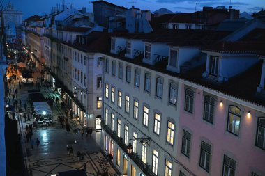 Geceleri Lizbon 'da Augusta Caddesi bir apartman terasından görülüyor.