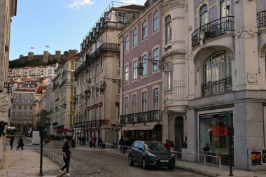 Lizbon 'daki Correeiros Caddesi. Arka planda Aziz George Kalesi var.