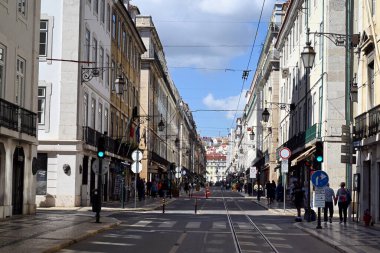 Lizbon 'da Prata Caddesi boyunca yürüyen turistler