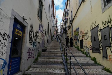 Lizbon 'un eski kasabasının tepelerine çıkan merdivenler.