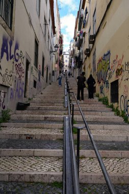 Lizbon 'un eski kasabasının tepelerine çıkan merdivenler.
