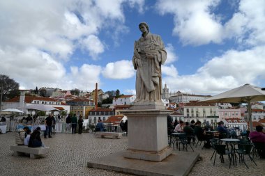 Lizbon 'un Alfama bölgesindeki Portas do Sol Meydanı' nda turistlerle birlikte Aziz Vincent Anıtı