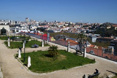 Sao Pedro de Alcantara bahçesinden Lizbon manzarası