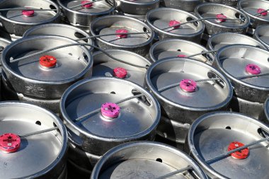 Bira fıçıları arka planda kapanıyor.