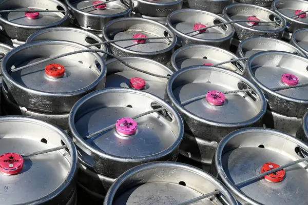 Bira fıçıları arka planda kapanıyor.