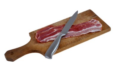 Kesme tahtasının üzerinde tütsülenmiş pastırma dilimleri ve beyaz arka planda izole edilmiş yakın plan bir bıçak.