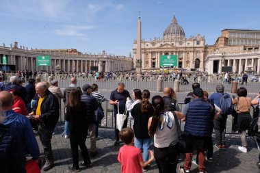 Roma 'da Aziz Petrus Bazilikası önünde turistler