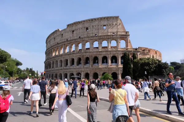 Güneşli bir günde Roma 'daki Kolezyum' u ziyaret eden turistler