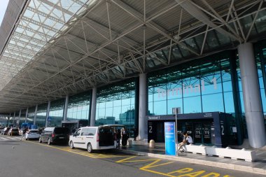 Roma Fiumicino Havaalanı 'ndaki Terminal 1' in cephesi
