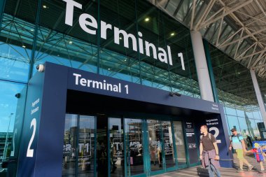 Roma Fiumicino Havaalanı 'nın 2 numaralı terminalinin kalkış girişindeki turistler