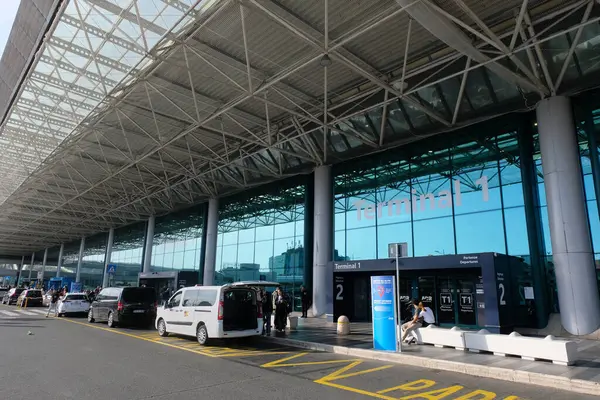 Roma Fiumicino Havaalanı 'ndaki Terminal 1' in cephesi