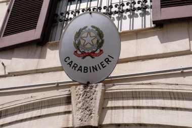 Roma 'daki bir jandarma bürosunun işaretine yakın plan.