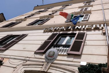 İtalya ve Avrupa Birliği bayraklarıyla Roma 'daki bir jandarma bürosunun ön cephesinin ayrıntıları