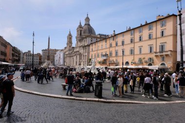 Güneşli bir günde Roma Piazza Navona 'da turistler