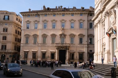 Roma 'daki Altieri Sarayı cephesi Piazza del Gesu' da yer almaktadır.