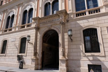 Roma 'daki Piazza San Silvestro' daki postane binasına giriş.