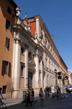 Capite 'de San Silvestro Kilisesi önündeki turistler