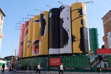 Roma 'daki C metrosunun inşaat alanındaki silolar, İtalyan sanatçılar tarafından dekore edilen Piazza Venezia