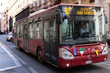 Roma 'da bir sokakta toplu taşıma otobüsü.