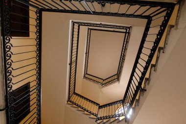 Bina merdiveninin alçak açılı görüntüsü