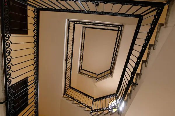 Bina merdiveninin alçak açılı görüntüsü