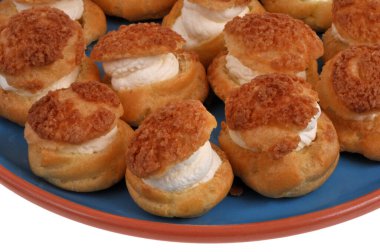 Beyaz arkaplanda kremalı puf börekleri